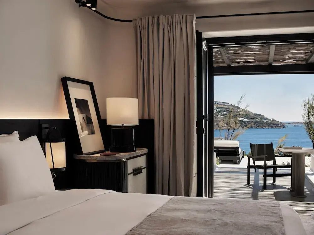 Premium-Zimmer mit stilvoller Einrichtung und atemberaubendem Blick aufs Meer.