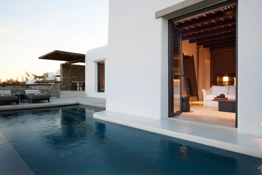 Suite mit Pool direkt am Rand und offener Tür zum Innenraum