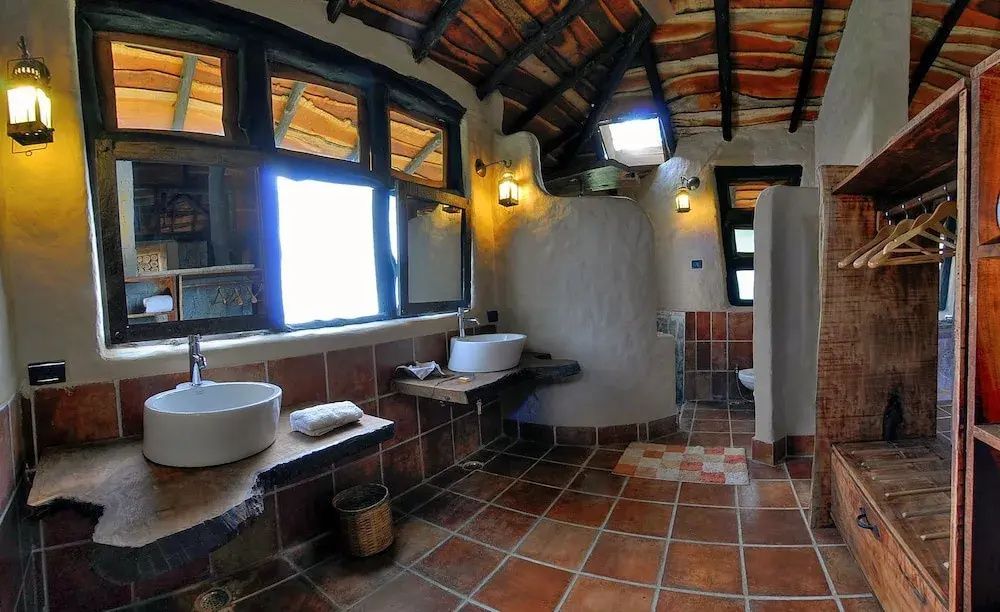 Modernes Badezimmer mit Doppelwaschbecken und Naturmaterialien