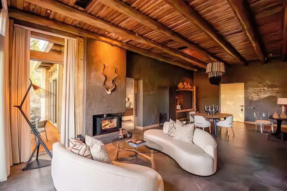 Gemütliches Wohnzimmer mit Kamin und stilvollen Möbeln in einer Villa