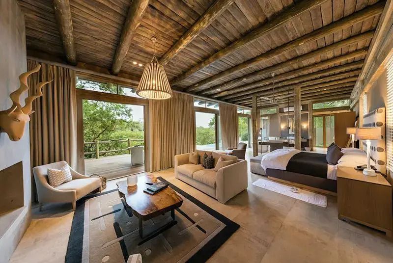 Großzügiges Zimmer mit Sitzecke und Blick auf die Natur