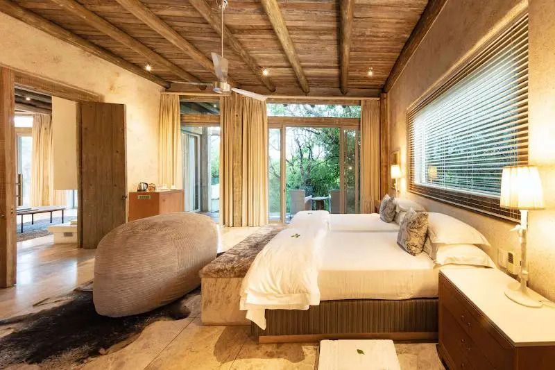 Gemütliches Zimmer mit Doppelbett und Zugang zur Terrasse