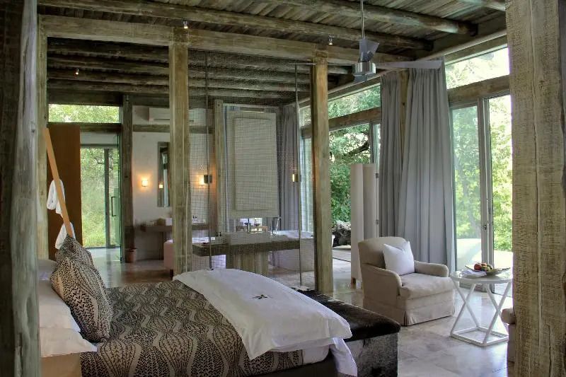 Stilvolles Zimmer mit Betten und modernem Design