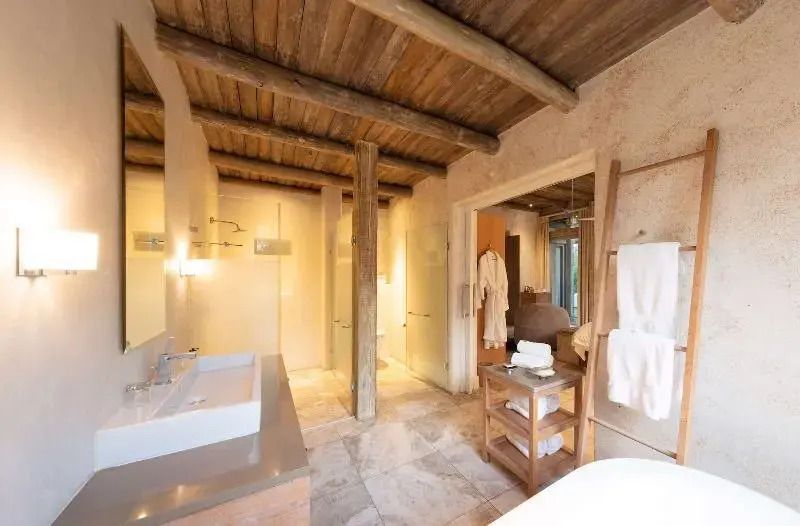 Modernes Badezimmer mit Doppelwaschbecken und Holzelementen
