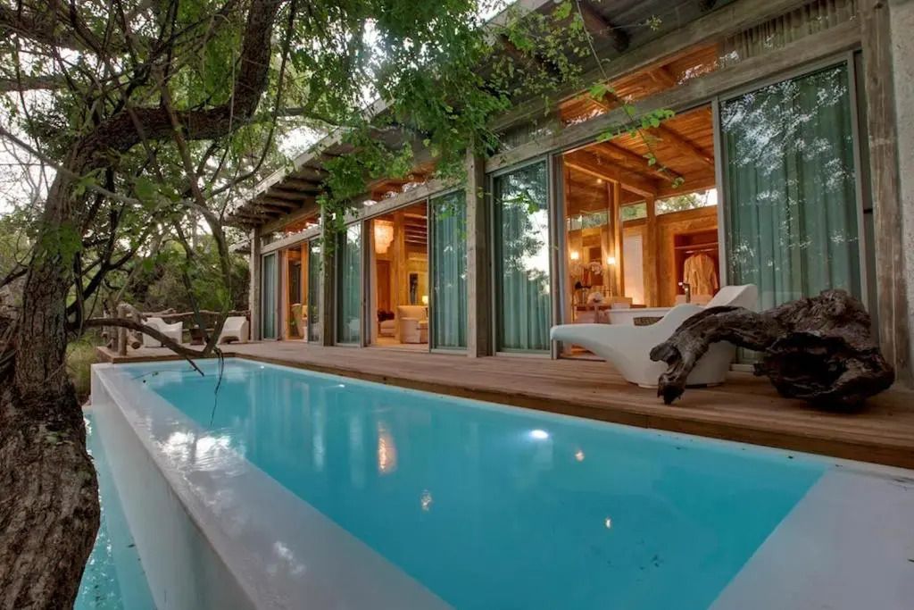 Privater Pool und Terrasse einer Suite umgeben von Bäumen