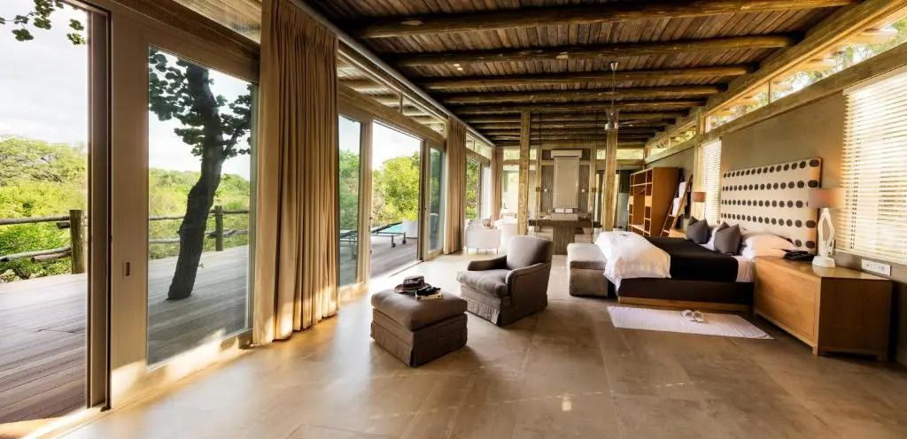 Großzügiger Wohnbereich einer Suite mit moderner Einrichtung und Aussicht
