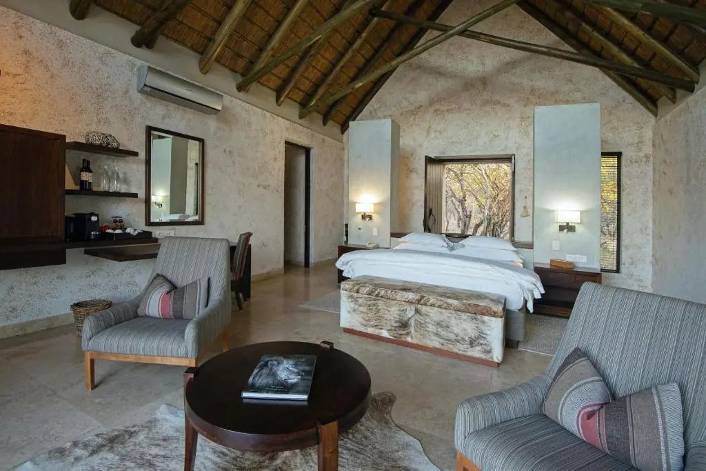 Helles Schlafzimmer mit rustikalem Charme Holzmöbeln und strohbedecktem Dach