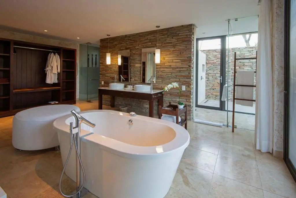 Modernes Badezimmer mit freistehender Badewanne und Doppelwaschbecken