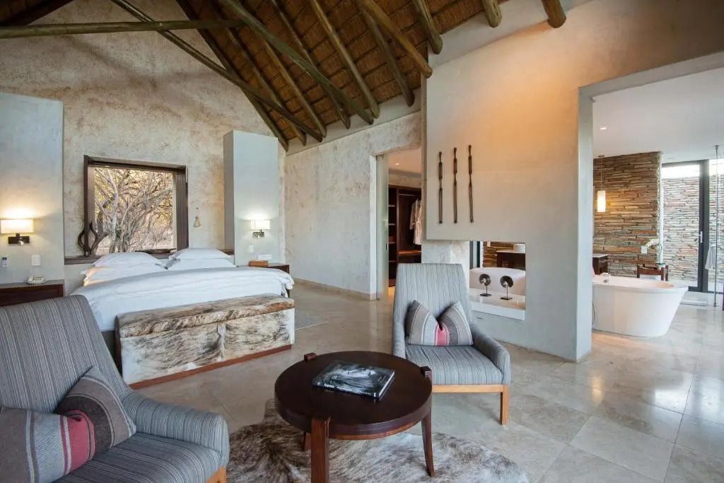 Gemütliche Suite mit Holzmöbeln und offenem Schlafzimmer