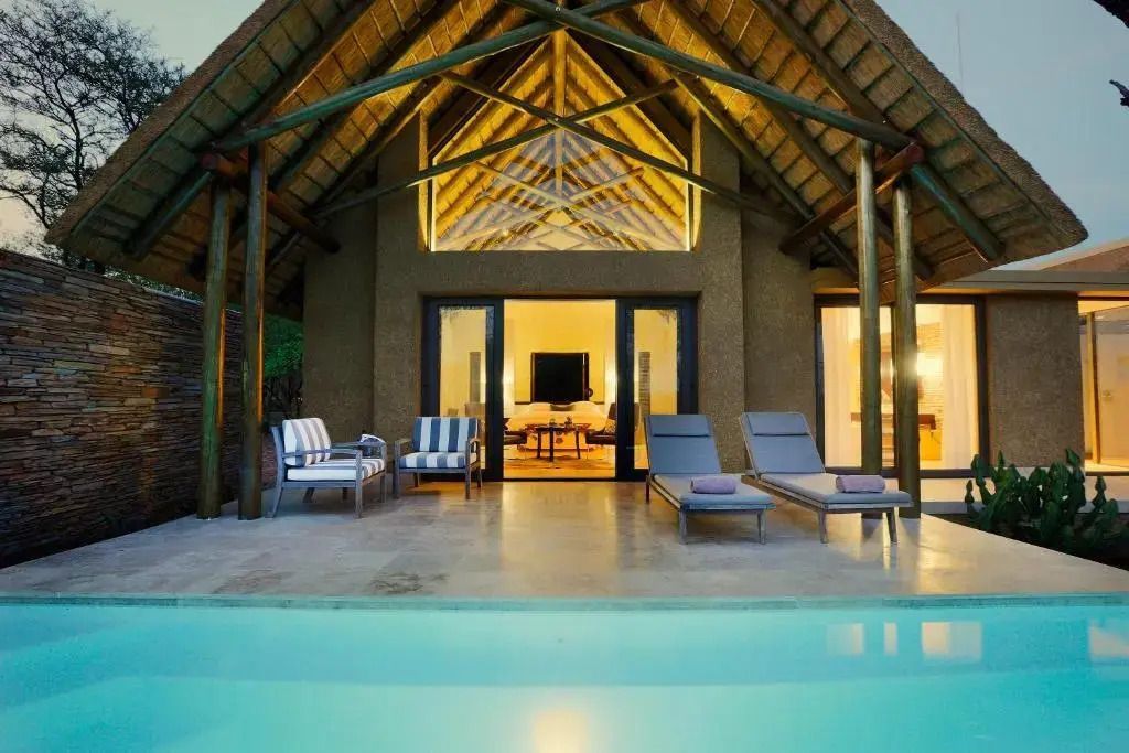 Private Terrasse mit Pool und Sonnenliegen vor Suite-Eingang
