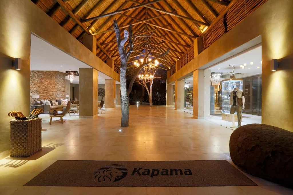 Elegante Hotellobby mit Holzelementen und gemütlicher Beleuchtung