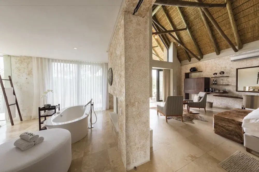 Luxus Villa mit freistehender Badewanne und gemütlichem Wohnbereich