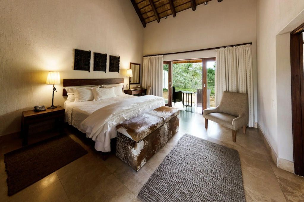 Geräumige Doppel Suite mit Blick auf den Innenhof und elegantem Doppelbett