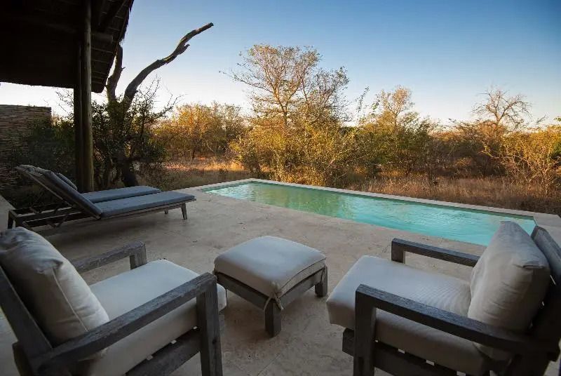 Terrasse mit privatem Pool und Blick in die Natur