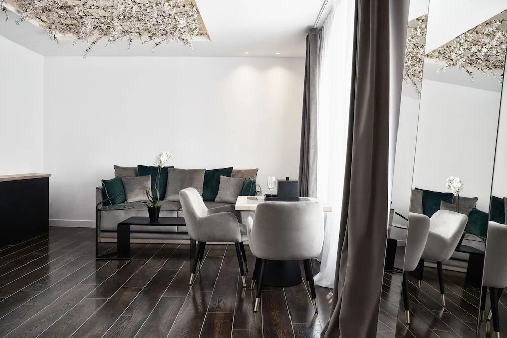Wohnbereich einer Junior-Suite mit eleganten Möbeln und dekorativen Elementen