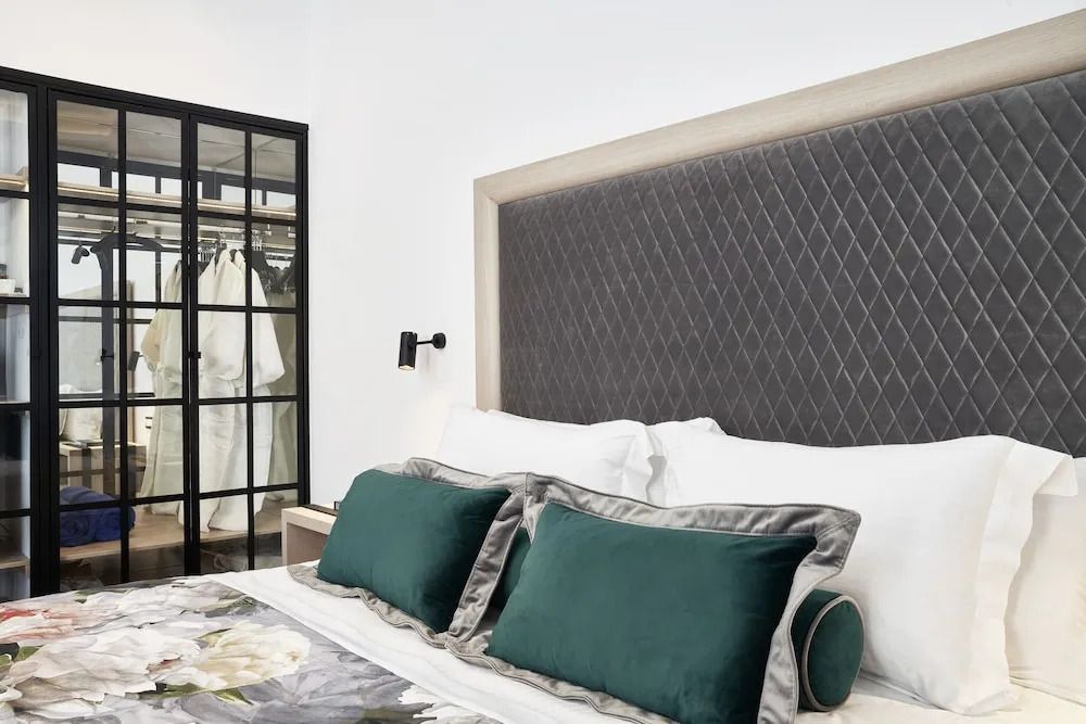 Stilvolles Bett mit grünen Akzenten in einer luxuriösen Junior-Suite
