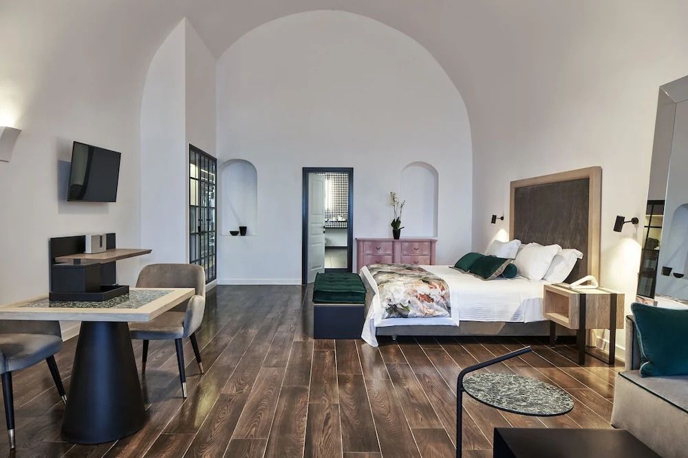 Geräumige Hotel-Suite mit Holzboden, eleganter Dekoration und gemütlicher Sitzecke