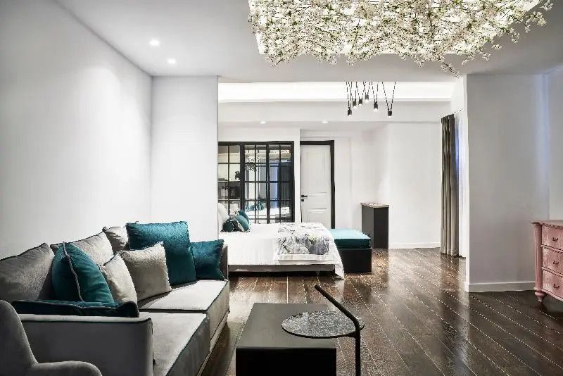 Luxuriöse Junior-Suite mit stilvoller Beleuchtung und gemütlichem Sofa