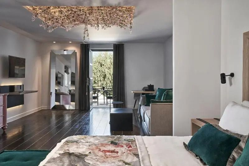 Helle Junior-Suite mit modernem Design und direktem Balkonzugang
