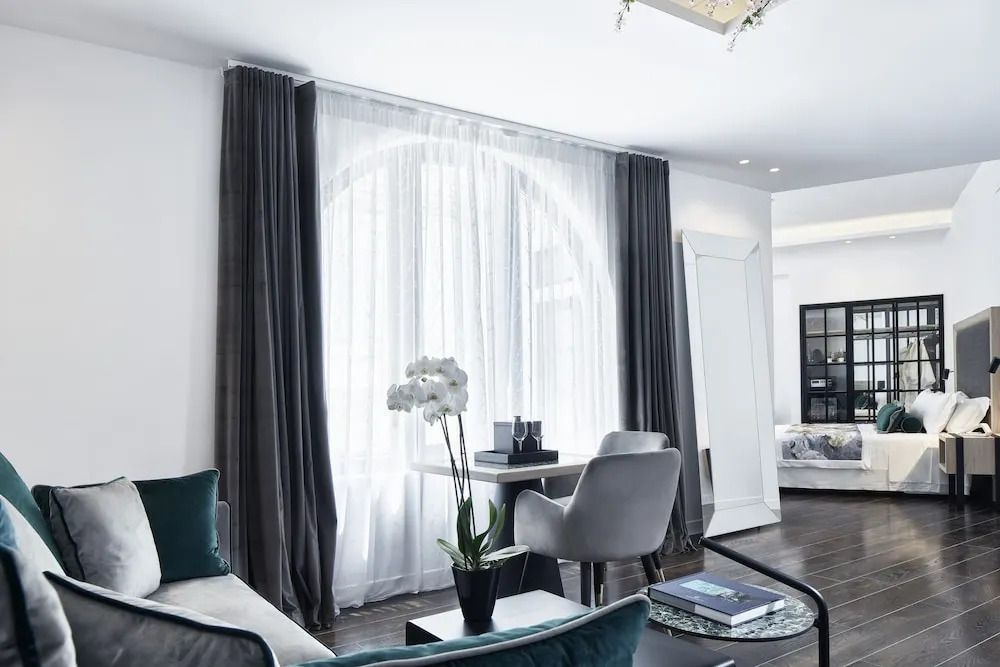 Heller Wohnbereich mit Fenstervorhängen und stilvoller Dekoration