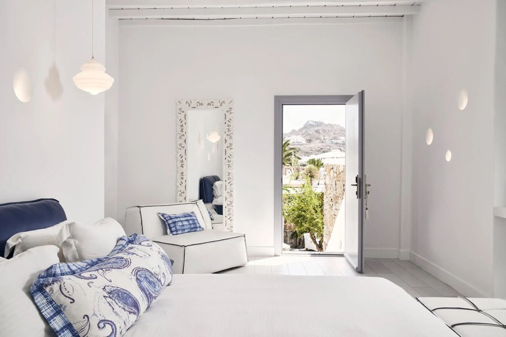 Elegantes Zimmer mit Blick durch die offene Tür auf die Ägäis