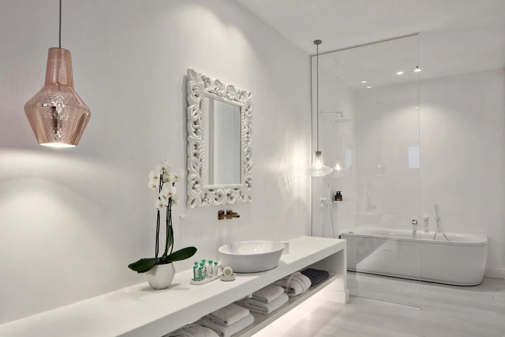 Modernes Badezimmer mit Designer-Spiegel und eleganten Armaturen