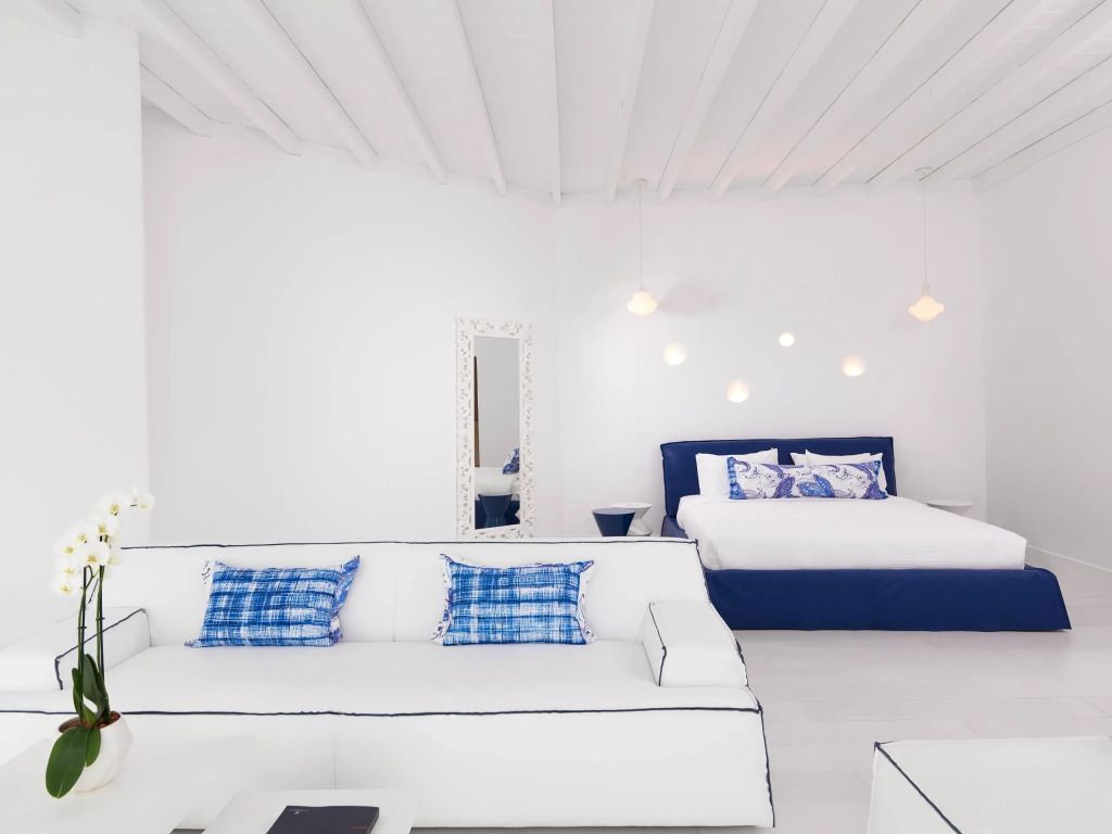 Helles und elegantes Zimmer mit blau-weißer Dekoration und Doppelbett