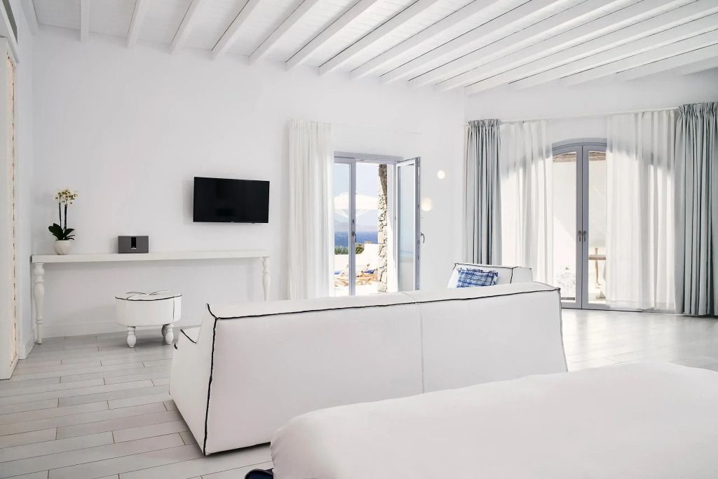 Geräumiges Zimmer mit Blick auf das Meer und modernem Interieur