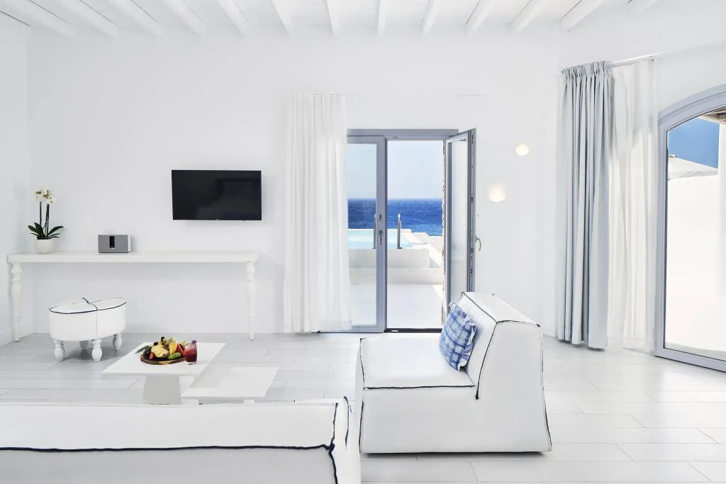 Helles Wohnzimmer mit Zugang zur Terrasse und Meerblick