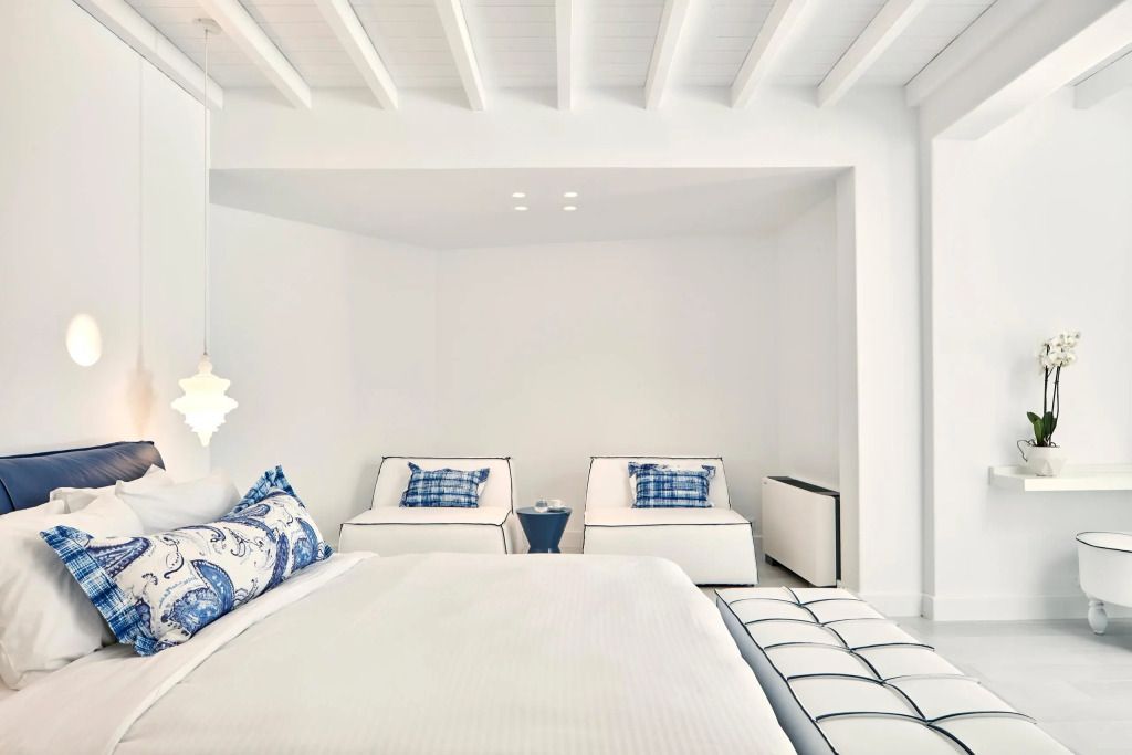 Helles Schlafzimmer mit Doppelbett und eleganter Dekoration.