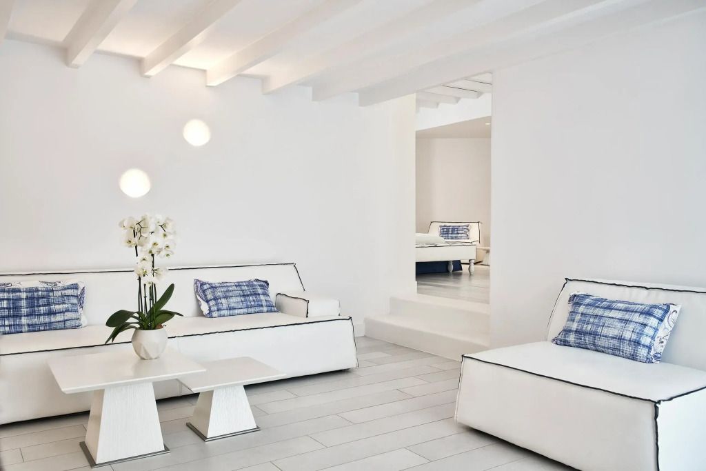 Sitzecke in einem luxuriösen Zimmer mit modernen Möbeln.