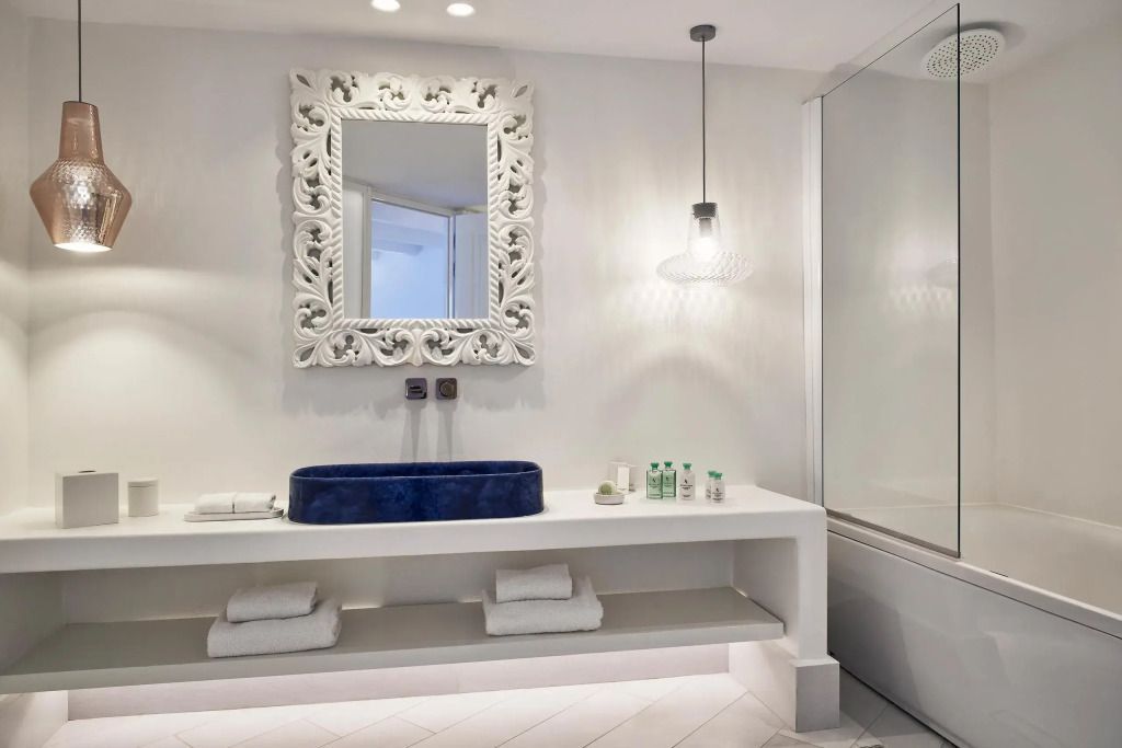 Modernes Badezimmer mit eleganten Armaturen und Spiegel.