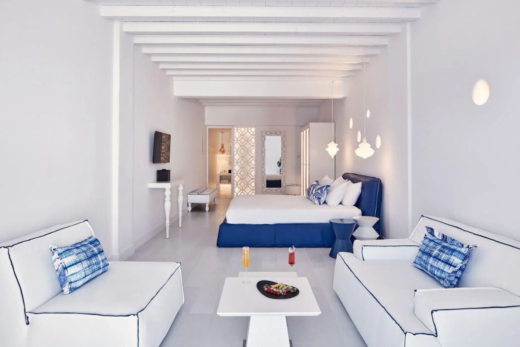 Lichtdurchflutete Suite mit stilvollen weißen Möbeln und eleganten blauen Akzenten