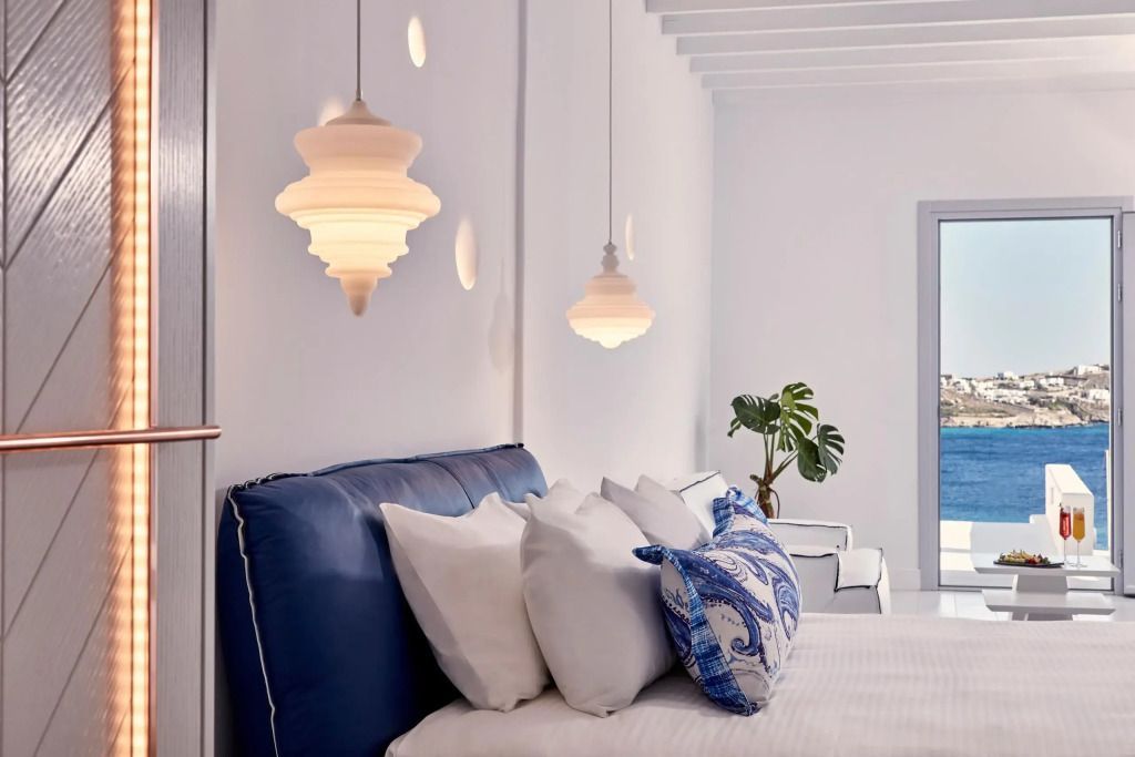 Detailansicht einer luxuriösen Bettbeleuchtung mit künstlerischem Design und blauen Kissen