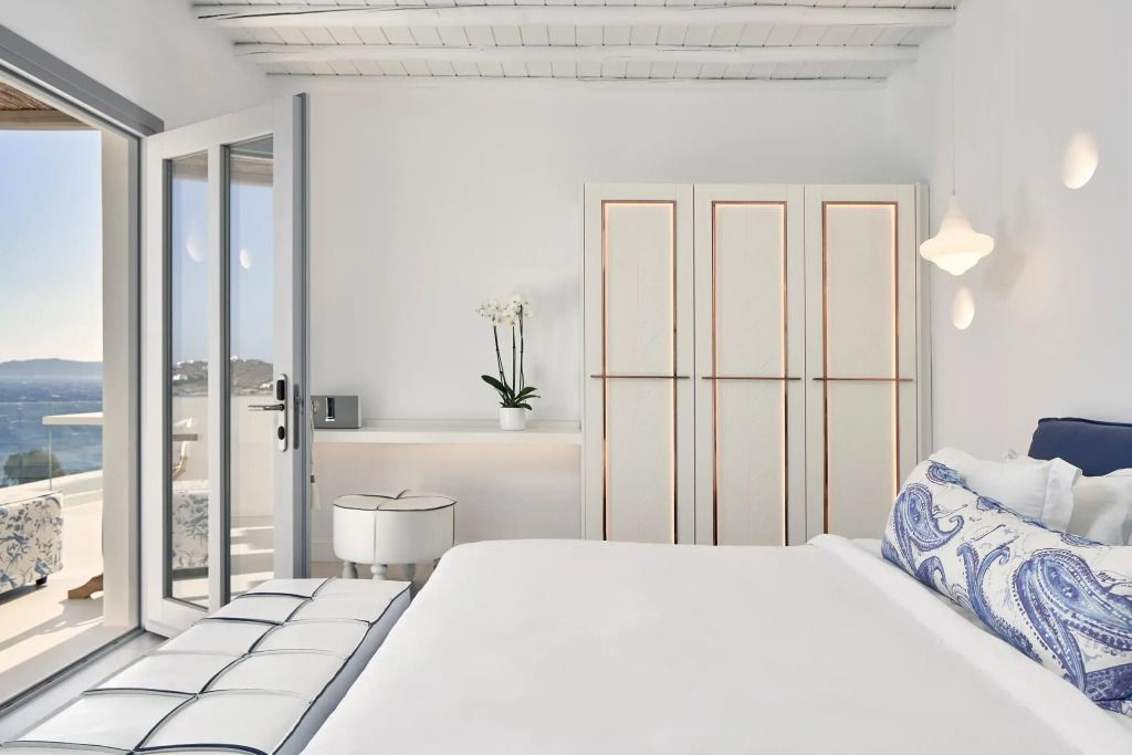 Elegantes Doppelzimmer mit modernem Dekor und Meerblick vom Balkon