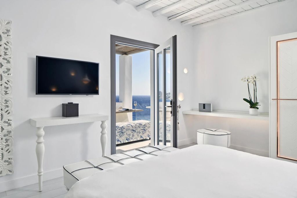 Zimmer mit Balkonblick aufs Meer und stilvollen Annehmlichkeiten