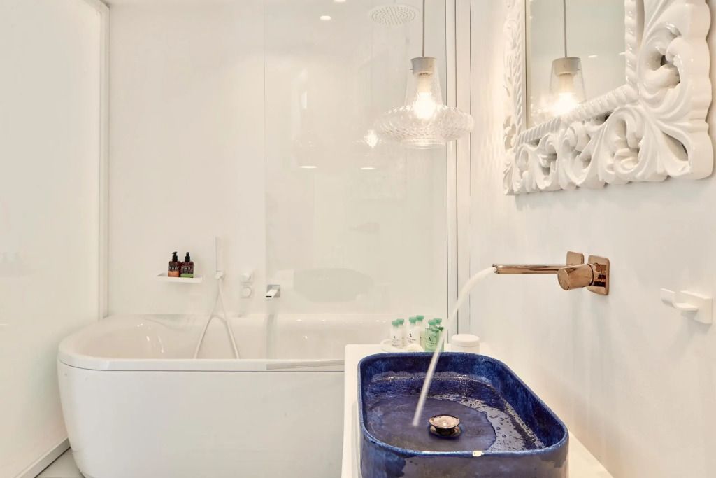 Luxuriöses Badezimmer mit eleganten Armaturen und stilvollem Waschbecken