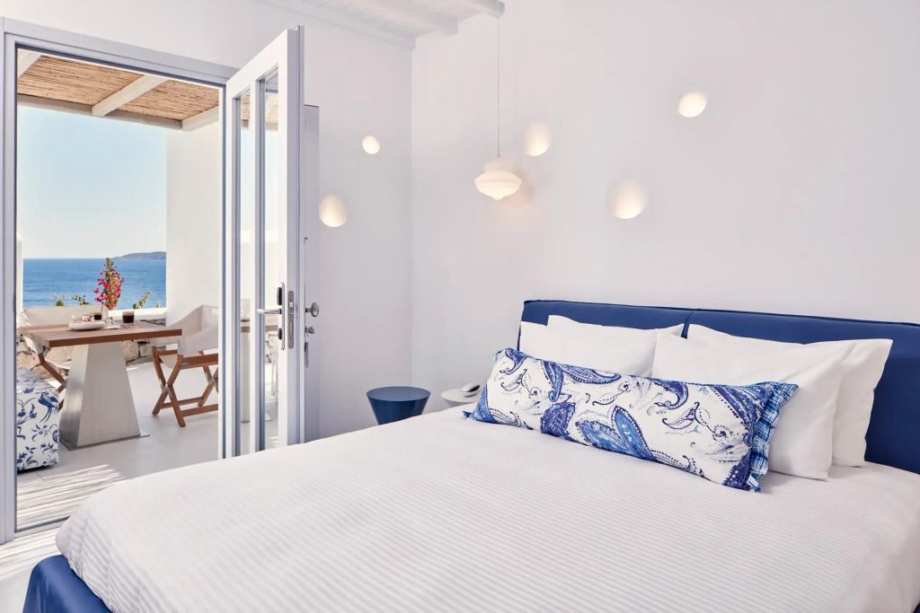 Modernes Schlafzimmer mit Doppelbett, gemütliche Terrasse mit Blick auf das Meer.