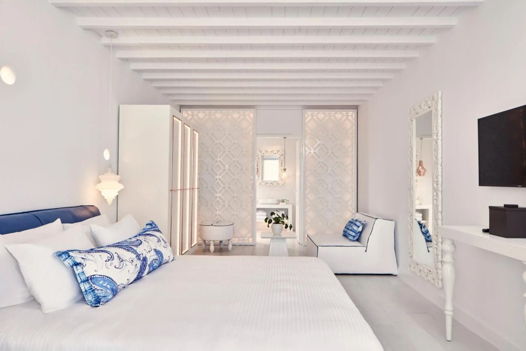 Schlafzimmer mit stilvoller Einrichtung und durchdachter Beleuchtung. Raumtrenner vorhanden.