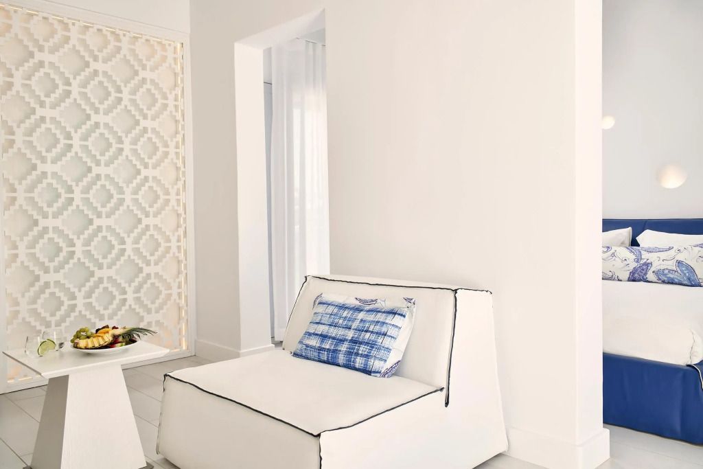 Moderne Lounge-Ecke mit gemütlichem Sessel und blauem Akzentkissen