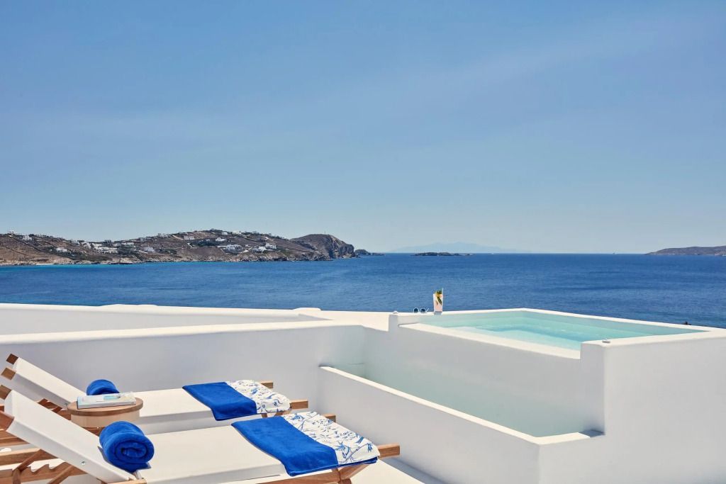 Atemberaubender Meerblick von der Terrasse mit Infinity-Pool und Liegen