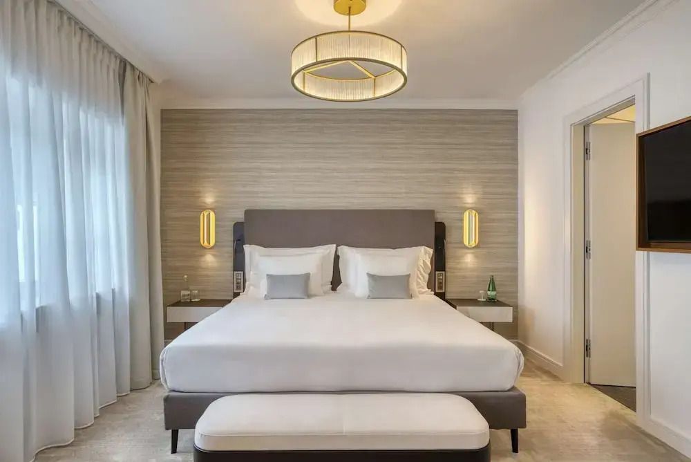 Modernes Hotelzimmer mit großem Doppelbett und stilvollem Design