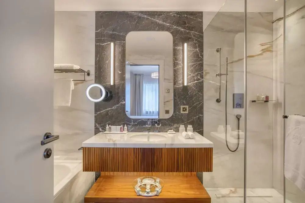 Luxuriöses Badezimmer mit Marmorwänden und moderner Ausstattung
