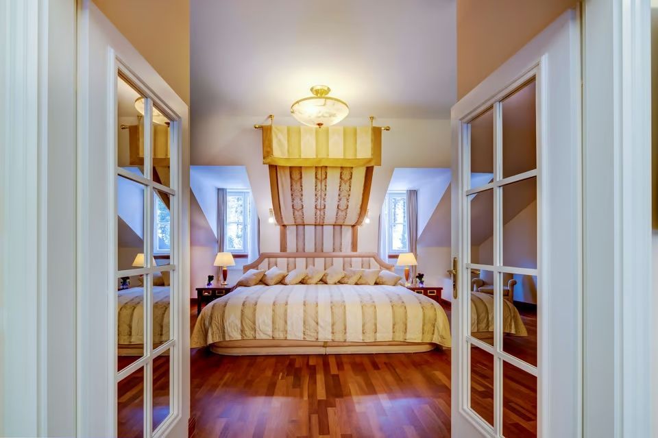 Großes Schlafzimmer mit elegantem Bett und stilvollem Interieur in der Präsidenten Suite