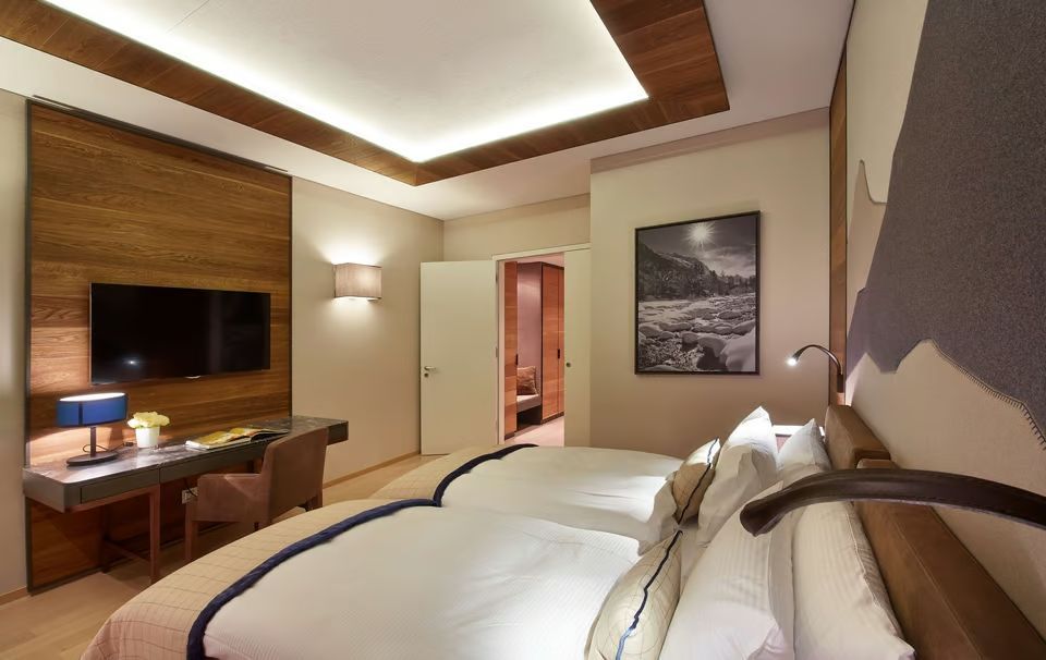 Elegantes Schlafzimmer in der Premier Alpine Suite mit modernen Möbeln