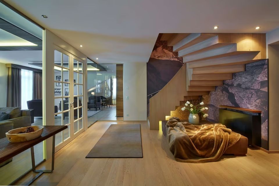 Luxuriöser Eingangsbereich der Suite mit eleganter Treppe und Dekoration