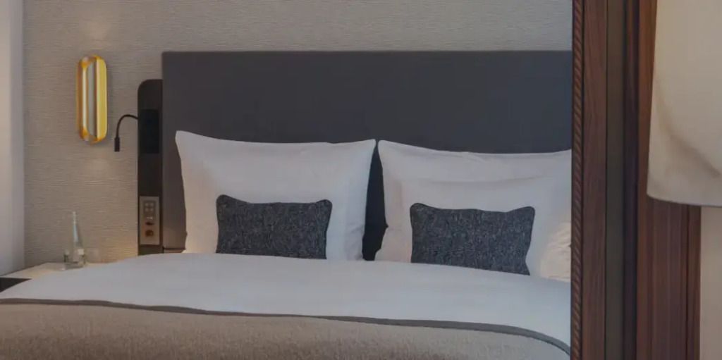 Bequemes Doppelbett mit eleganten Kissen im Premier Doppel Zimmer