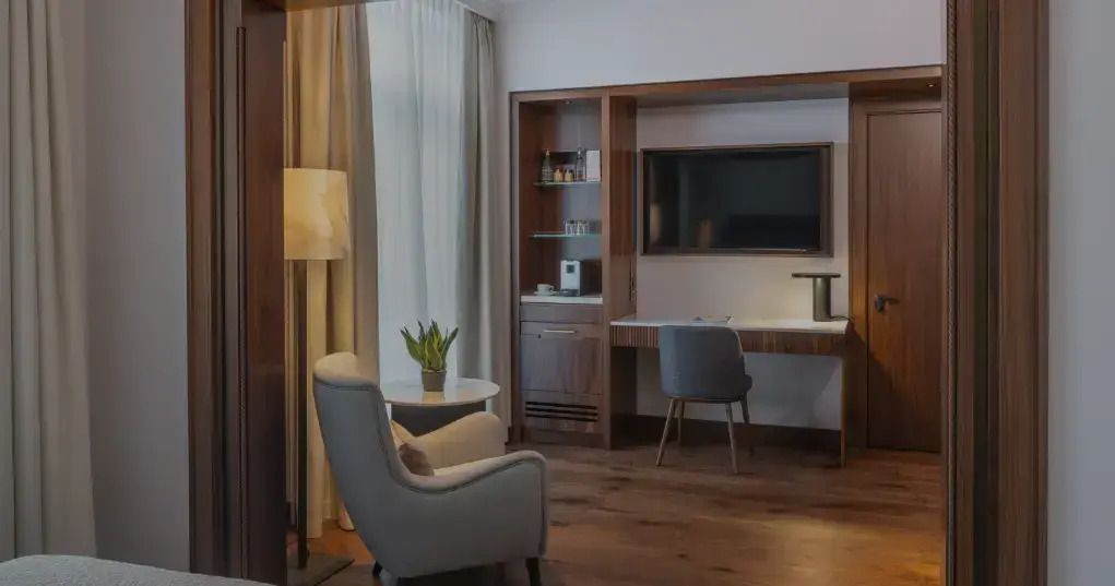 Modernes Zimmer mit eleganter Sitzecke und Arbeitsbereich