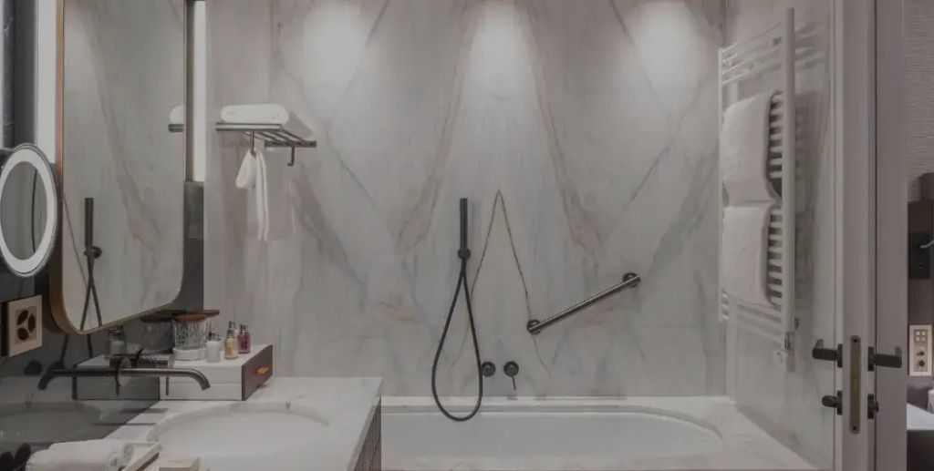 Luxuriöses Badezimmer mit Marmorfliesen und moderner Ausstattung