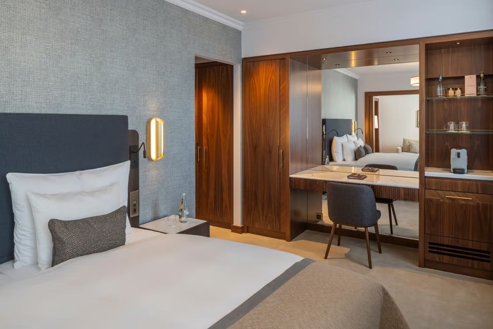 Junior-Suite mit Doppelbett und modernem Schreibtisch in minimalistischem Stil